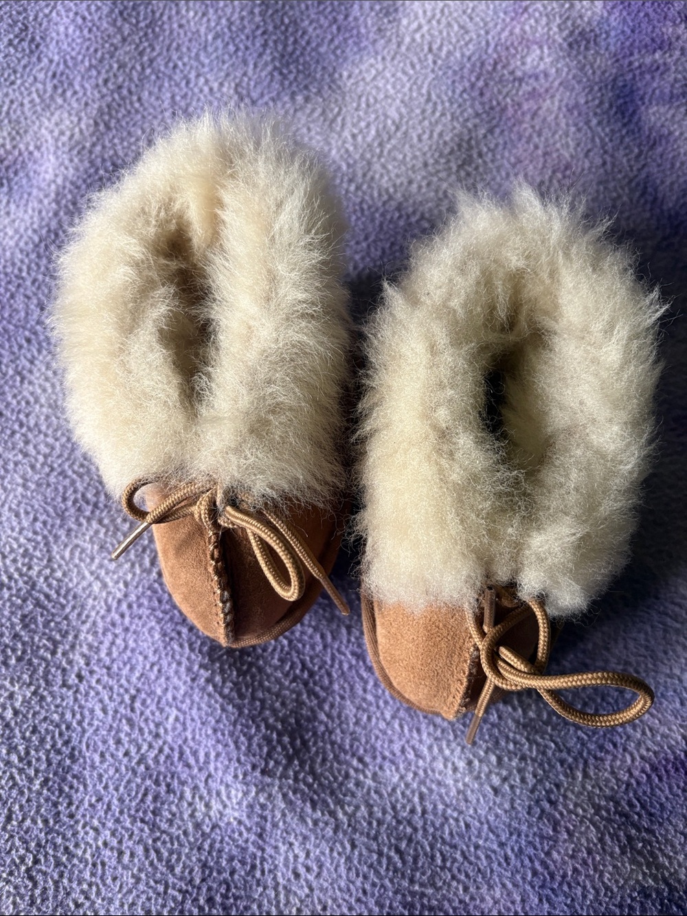 Cloud nine infant booties with sheepskin lining